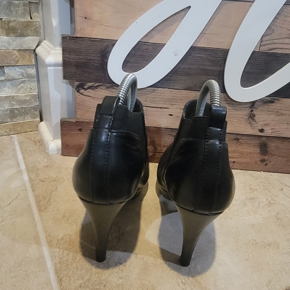 Adrienne Vittadini Womens Booties, Style Av-Patia, Color Black, Size 8. Pre-owne - Picture 5 of 9